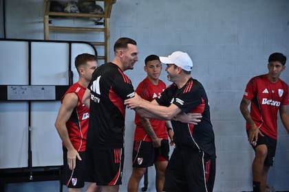 Coudet saluda a Franco Armanim, que no termina de recuperarse: Santiago Beltrán seguirá siendo el arquero, al menos en el debut del entrenador en River.