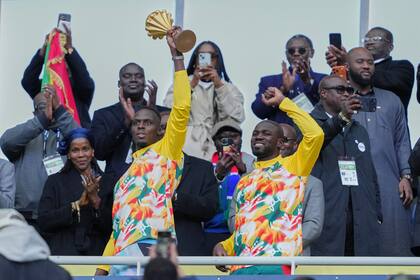 Coulibaly y Mendy subieron con el trofeo de la Copa de África hasta el palco oficial y lo exhibieron junto a las autoridades de la Confederación de Senegal antes del partido con Perú
