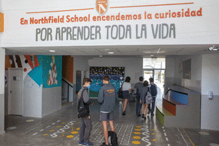 Crecen y estudian en barrios cerrados, pero deben egresar del micromundo