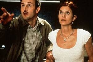 Courteney Cox y David Arquette en la primera Scream, película donde comenzó su historia de amor.