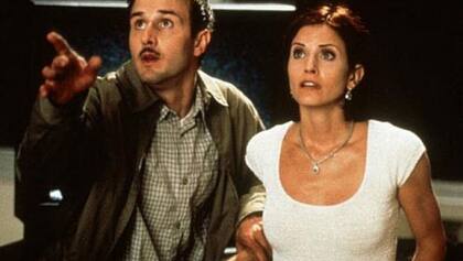 Courteney Cox y David Arquette en la primera Scream, película donde comenzó su historia de amor.