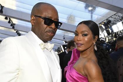 El matrimonio de intérpretes, Courtney B. Vance y Angela Bassett. Ella fue la madre del héroe en Pantera negra. 