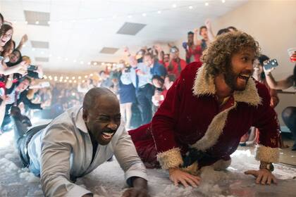Courtney B. Vance y T.J. Miller en Fiesta de Navidad en la oficina.