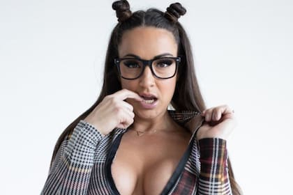 Courtney cambió las aulas por OnlyFans