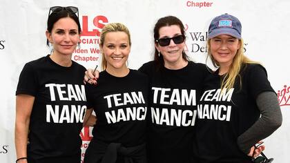 Courtney Cox, Reese Witherspoon, la publicista Nanci Ryder y Renée Zellweger, en la caminata solidaria para apoyar la lucha contra la ALS, en Los Angeles