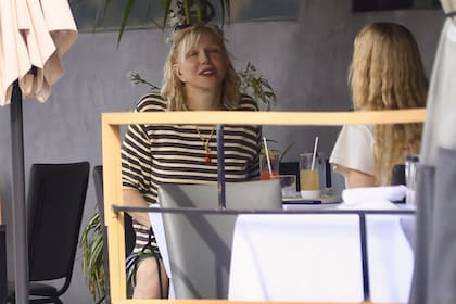 Courtney Love almorzó con una amiga en Los Ángeles