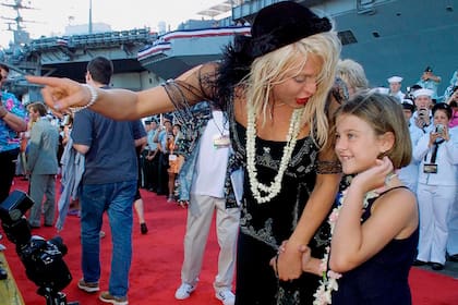 Courtney Love junto a su hija Frances Bean, en 2001, en el estreno de la película Pearl Harbor