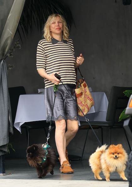 Courtney Love paseando con sus perros por Los Ángeles, días después de que se informara sobre la nueva hipótesis sobre la muerte de su exmarido