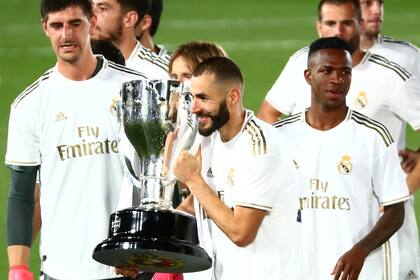 Courtois, desde el arco; Benzema y el trofeo de campeón, dos de las figuras de Real Madrid