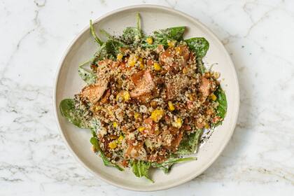 Cous cous, trucha a la parrilla, vegetales crudos y cocidos, semillas tostadas y vinagreta de mostaza y miel, en Casa Cavia.