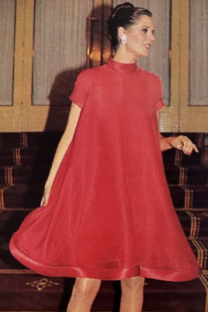 Coustarot desfila una alfombra roja con un vestido de Escada. 