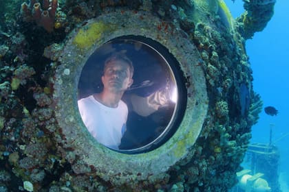 Cousteau afirmó que hubo muchos momentos divertidos, como cuando intentó infructuosamente jugar al fútbol bajo el agua, aprovechando la fiebre por el Mundial