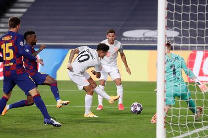 Coutinho consigue uno de sus dos goles en el 8-2 con que Bayern Múnich arrolló a Barcelona