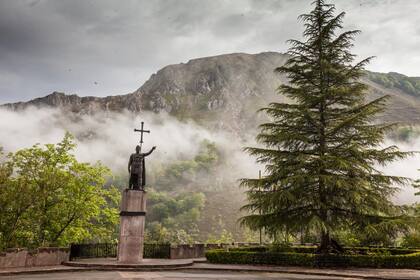 Covadonga y la estatua del Rey Pelayo.