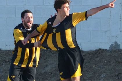 Covalschi grita un gol durante su paso por Rada Tilly, el club de su tierra