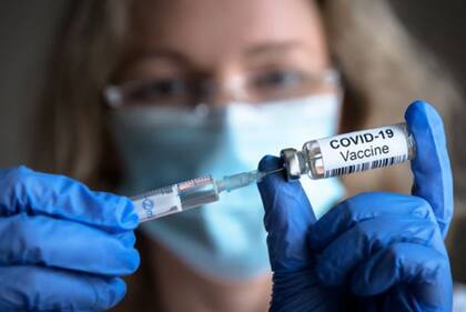 Covid: las 4 fases que experimenta tu cuerpo al ponerte la vacuna (y cuán rápido podrían producirse efectos secundarios)