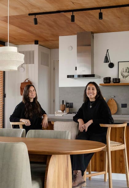 Coviello y Bardó aprovechando la isla, la gran incorporación en este sector. Tiene tapa de Dekton (San Marco), al igual que la mesada y la alzada.