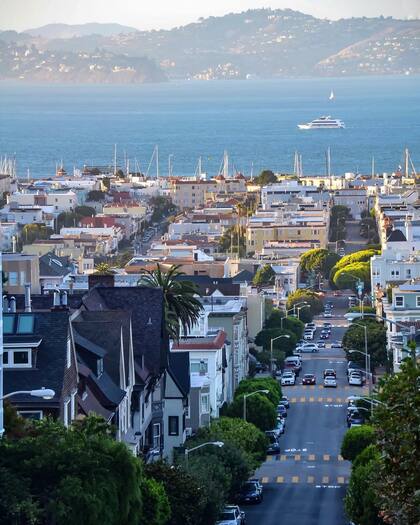Cow Hollow es un barrio vibrante que se conoce por su ambiente urbano con muchos bares, restaurantes, cafeterías y tiendas (Instagram/@brklynbiz)