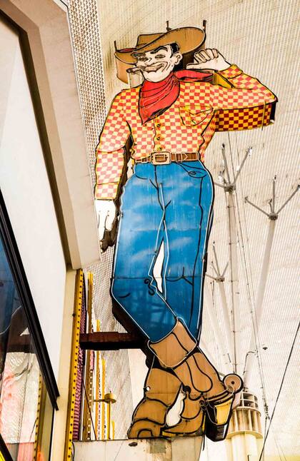 Vic, el cowboy que custodia la puerta de The Pioneer Club desde 1951 en la Fremont Street.