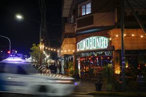 Cowobongo, uno de los primeros bares en instalarse en la avenida