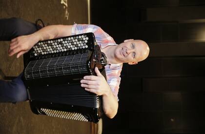 Crabb, acordeonista clásico y tanguero