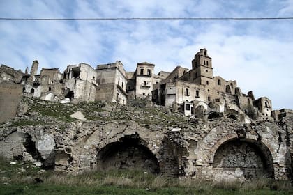 Craco estaba situado sobre una montaña de arena y arcilla, que lo hacía completamente inestable a los temblores de la tierra