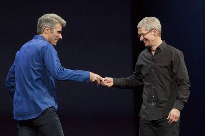 Craig Federighi, vicepresidente de Ingeniería de software, entra en escena tras saludar al CEO de Apple, Tim Cook