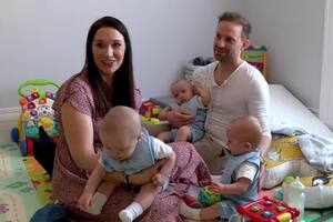 Craig y Gina Dewdney se enteraron que concebir trillizos idénticos de forma natural era extremadamente raro