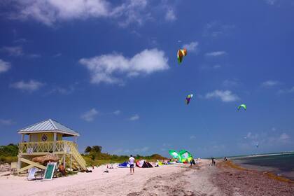 Crandon Beach cuenta con más de tres kilómetros de playa y ofrece múltiples opciones de recreación para los visitantes