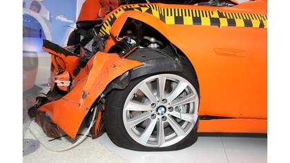 Crash test en el Salón de París de 2010; los autos de alta gama, como este BMW, son muy seguros en caso de accidente, pero el conducir de modo imprudente conlleva un peligro también para terceros