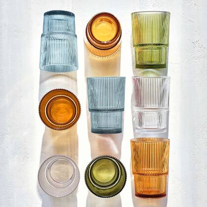 Crate & Barrel vende estos vasos altos de vidrio acanalados y apilables por 6,95 dólares cada uno (Create & Barrel)