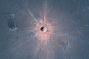 Hallaron un cráter de impacto brillante en Marte