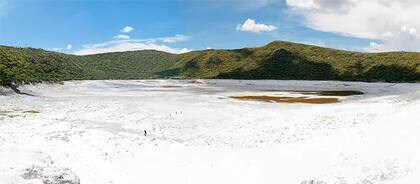 Cráter Rincón de Parangueo, rodeado de arena blanca y vegetación