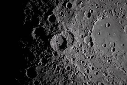 Cráteres pequeños y brillantes de la Luna