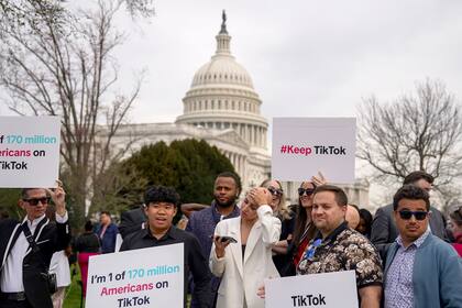 Creadores de contenido en TikTok protestaban frente al Capitol en Washington en marzo último, cuando se aprobó la primera versión del proyecto de ley que obliga a la compañía a vender su parte en EEUU (Kent Nishimura/The New York Times)