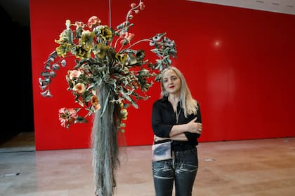 “Crear belleza es mi antídoto para el terror del fin de la humanidad. Quisiera que me vean como un gusano del compost que transforma la podredumbre en poesía”, dice Costantino