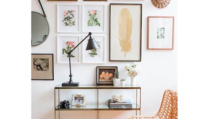 Crear cuadros con fotografías familiares o ilustraciones impresas es una gran opción para renovar el ambiente