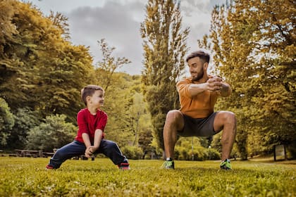 Crear rituales de movimiento y tiempo compartido, como salir a correr o caminar juntos, fortalece la comunicación entre padres e hijos a largo plazo
