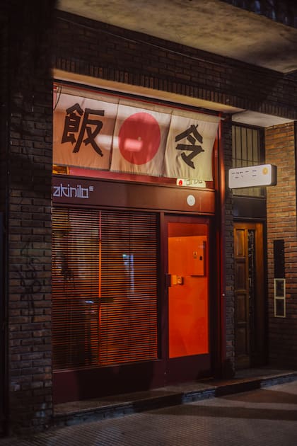 Crear un clima especial vale doble: casi como estar en Tokio en un auténtico izakaya, la propuesta de Yakinilo para recorrer su carta