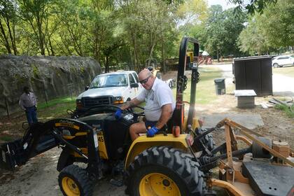 Los empleados del Parque Natural Neuseway en Kinston, también se preparan para la llegada de Florence