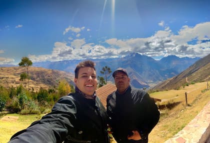 "Crecemos juntos en un montón de aspectos, y aunque nos peleamos bastante, porque ser padre e hijo 24/7 no es fácil para ninguno, nos cuidamos mutuamente y no existen los secretos entre nosotros"