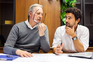 Cruce de generaciones. Mentoreo recíproco en el trabajo
