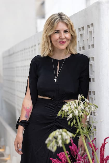 “Crecí viendo cómo se vestía mi mamá, que siempre fue coqueta”, confiesa Tweety. Acá, posando con un vestido largo. El detalle: la cruz con brillantes que su madrina, Christina Onassis, le regaló para su bautismo.