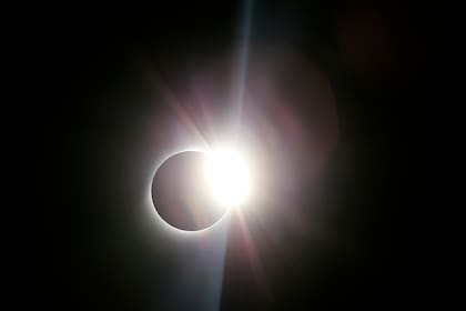 Momento de resplandor del eclipse solar desde un centro de observación en Chile