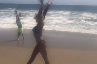 Nadia Comaneci revivió 43 años después su "10 perfecto" en la playa