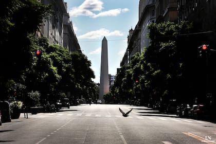 Diagonal Norte desierta con el Obelisco de fondo, uno de los retratos inéditos que ofrece LA NACION