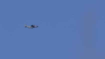 Avión de la Fuerza Aérea sobrevuela la Sierra de las ánimas este domingo buscando aeronave argentina