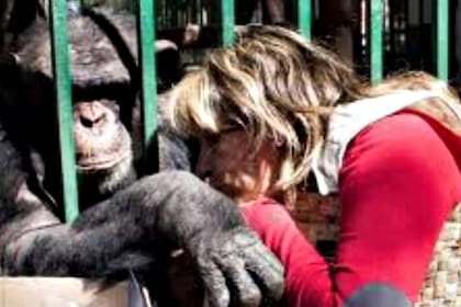 Toti, durante su paso por el zoológico de Córdoba, con Alejandra Juárez