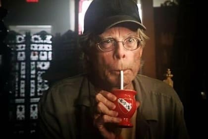 El escritor estadounidense de novelas de terror, Stephen King, con un mate con el escudo del club Independiente