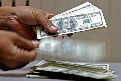 El anuncio de las intervenciones del Tesoro calmó al dólar, que bajó 1,2%